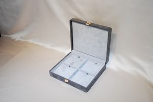 กล่องใส่สร้อยคอแบบญี่ปุ่นทรงสี่เหลี่ยมมุมโค้งมน 4 ช่อง  วัสดุกำมะหยี่พิมพ์ลายตามสั่ง ขนาด 243x213x50 มม. สำหรับวันวาเลนไทน์ - Product Image 4