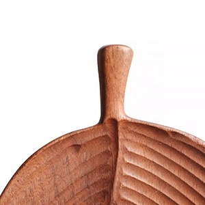 Assiette de nourriture en bois en forme de feuille Plateau de service en bois naturel écologique fait à la main pour collations, apéritifs et décoration de salle à manger à la maison - Product Image 2