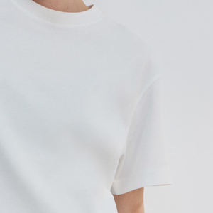 T-shirt en coton pour femme, col rond, coupe oversize, avec logo, style urbain chic / T-shirt élégant pour le quotidien, tendance 2026 - Product Image 4