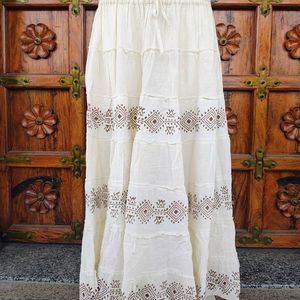 กระโปรงแม็กซี่ทรงเอไลน์ลายเรขาคณิตสไตล์โบฮีเมียน ปี 2026 สำหรับผู้หญิง ฤดูร้อน เอวยางยืด ผ้าฝ้ายปักลาย แต่งระบาย นุ่มสบาย สไตล์ชาติพันธุ์ยิปซี เหมาะสำหรับใส่ไปชายหาด ODM - Product Image 1