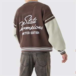 Chaqueta Varsity Estilo Racing para Hombre – Diseño de Parches Inspirado en la Motociclismo con Ribetes a Cuadros, Hombros Acolchados - Product Image 2