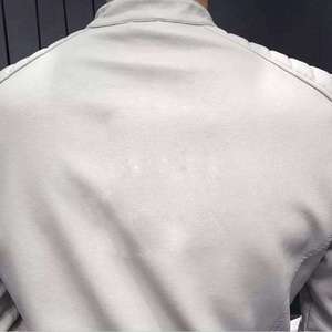 แจ็คเก็ตหนังแท้ 100% สีขาว แฟชั่นใหม่สำหรับผู้ชาย ยี่ห้อ OEM  พร้อมโลโก้ปั๊มนูน  และแจ็คเก็ตสไตล์ใหม่สำหรับผู้หญิง - Product Image 2