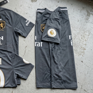 Maillot de football noir à col en V pour homme Regal Athletic, manches courtes, en polyester, coupe classique, imprimé uni, maillots d'équipe de football - Product Image 5