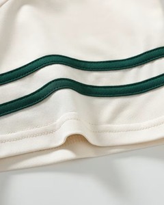 เสื้อโปโลผู้ชายสีขาวพิมพ์ลายดอกเชอร์รี่คอสีเขียวแขนสั้นสไตล์ลำลองสำหรับฤดูร้อน - Product Image 2