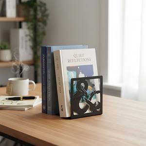 Sujetalibros Negros de Hierro Tradicionales y Únicos para Almacenamiento Decorativo de Libros, que Realzan el Diseño de los Estantes con una Forma Metálica Distintiva - Product Image 6