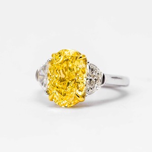 Anillo de Tres Piedras de Diamante Amarillo de Corte Ovalado de 5.00Ct, Oro Blanco de 14K, VS2, Cultivado en Laboratorio, Joyería de Compromiso de Lujo, Estilo de Diseñador - Product Image 2