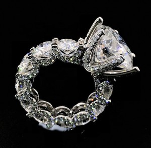 Anillo de compromiso y boda vintage de lujo con diamante de moissanita VVS de corte brillante redondo y engaste pavé, certificado IGI, joyería fina - Product Image 3