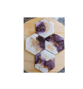 Ensemble de sous-verres uniques en résine faits à la main avec un design contemporain, parfait pour les boutiques de cadeaux et la vente en ligne. - Product Image 1