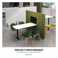 Espace de collaboration de bureau modulaire moderne avec écrans d'intimité gris-vert, table de réunion et sièges coordonnés