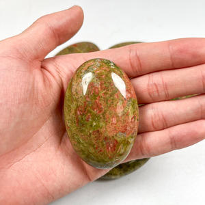 Piedras de palma de unakita natural pulidas, lisas, de cristal verde y rosa, para regalo, decoración, exhibición, colección y manualidades. - Product Image 3
