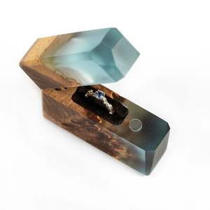 Caja de anillos de madera y epoxi. Lindo soporte para anillos de compromiso de resina. Estuche compacto y personalizado para anillos, ideal para regalo. - Product Image 5