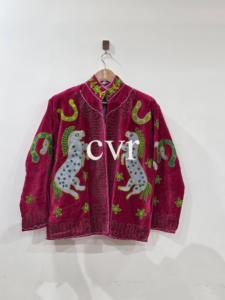 เสื้อโค้ทกำมะหยี่ปักมือ คอจีน ไซส์ใหญ่ เสื้อคลุมฤดูหนาวสำหรับผู้หญิง สไตล์จีน แขนยาว ผ้าหนา ลายสัตว์ - Product Image 1