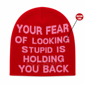 Bonnet en jacquard rouge Cosh International avec texte rose « Votre peur de paraitre nul vous empêche de faire preuve de courage » – Chapeau d'hiver décontracté unisexe - Product Image 1