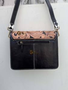 Bolso de Hombro de Cuero con Diseño Único, Tallado a Mano, Estilo Bohemio Gitano, Hecho a Mano, con Patrón de Damas de Invierno - Product Image 4