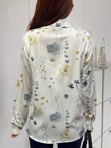 Chemise pour femme à col classique avec fermeture avant pour un style élégant et décontracté - Product Image 3