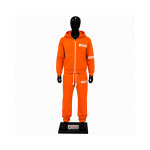 Conjunto de chándal naranja para hombre con sudadera con cremallera completa y tachuelas, pantalones jogger, logotipo personalizado, ropa urbana, ropa deportiva informal, estilos de conjuntos al por mayor - Product Image 1