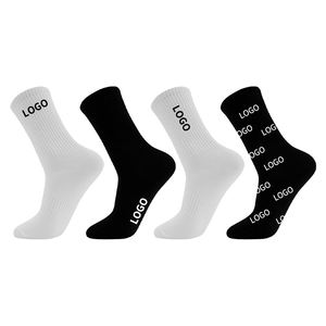 Chaussettes de compression personnalisées, blanches et noires, en coton respirant, absorbant la transpiration, avec logo sur le bord, pour adultes, pour le basketball, à porter en automne - Product Image 3