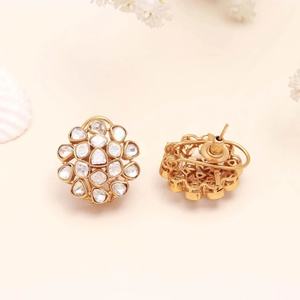 Pendientes Tradicionales con Flores y Piedras Kundan, Chapados en Oro de 22K, Joyería Nupcial India para Bodas - Product Image 1