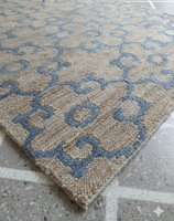 Tapis tissé à la machine en polyester antidérapant à poils ras avec support en jute |   Tapis de sol marocain bleu à motif floral treillis, épaisseur 5-6 mm