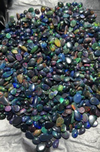 Opale noire naturelle cabochon AAA+ – Opale d'Éthiopie Welo avec jeu de reflets vifs |   Pierres précieuses en vrac de formes et de tailles variées pour la bijouterie - Product Image 2