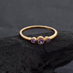 Bague fine en argent sterling 925 plaqué or jaune minimaliste avec trois pierres d'améthyste, sertie en clos, pour usage quotidien, unisexe, bijoux fins - Product Image 3