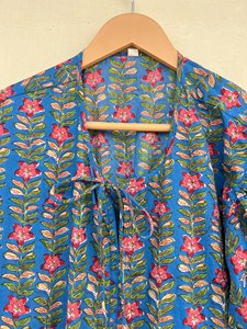 Robe midi en coton à manches bouffantes à imprimé floral bleu pour femmes, col noué, coupe ample, style bohème, robe décontractée d'été - Product Image 4
