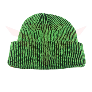 Gorro de Punto Acrílico Unisex Tactus Industries, Color Rojo Sólido, 100% Acrílico, Tejido a Mano, Transpirable, Impermeable, Ajustable para Invierno y Actividades al Aire Libre - Product Image 3