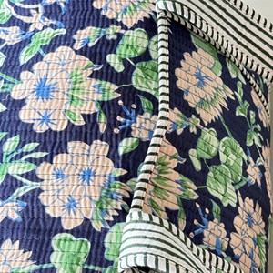 กระเป๋าเดินทางแบบมีซิปปิดลายดอกไม้สีน้ำเงินกรมท่า พร้อมลายดอกสีชมพูและใบไม้สีเขียว ความจุขนาดใหญ่ เหมาะสำหรับการเดินทางช่วงสุดสัปดาห์ - Product Image 4