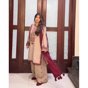 Ensemble de vêtements de fête pour femmes de créateur haut-bas et Dupatta avec broderie élégante - Product Image 3