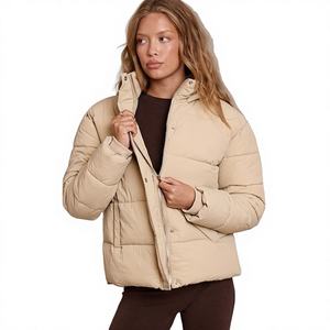 Precios de Fábrica OEM, Chaqueta de Plumón Personalizada para Mujer, Chaqueta de Invierno Transpirable con Capucha Desmontable, Hecha en Pakistán - Product Image 1