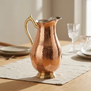 Carafe à eau classique en cuivre martelé avec poignée en laiton ornée et base sur pied, carafe de table ayurvédique, article de service, cadeau - Product Image 3
