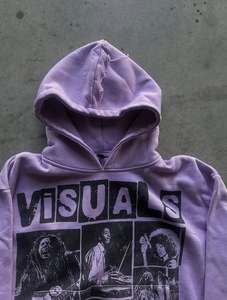Sweat à capuche court personnalisé pour femme, style streetwear premium, avec imprimé graphique vintage délavé et détails de manches usées - Product Image 2