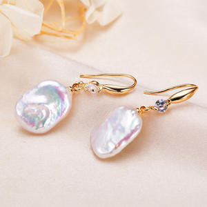 Boucles d'oreilles pendantes en perles baroques de luxe polyvalentes, style rétro haut de gamme, perles d'eau douce pour femmes - Product Image 2