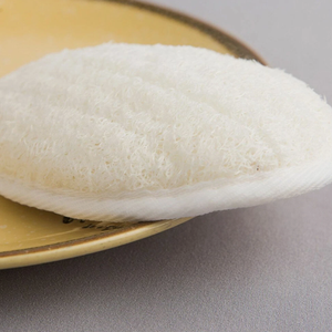 Éponge de bain en loofah naturelle de qualité supérieure, conçue avec un profil rond, une texture respirante et une boucle de suspension en coton, élégante pour la salle de bain - Product Image 3
