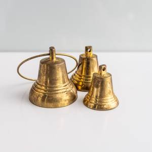 Ensemble de trois clochettes murales en laiton avec cordon de tirage, style nautique, décoration intérieure, entrée, design traditionnel, pièce unique - Product Image 1