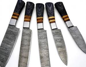 Juego de 5 utensilios de cocina artesanales de acero de Damasco de alto contraste con mango de madera negra apilado. - Product Image 6