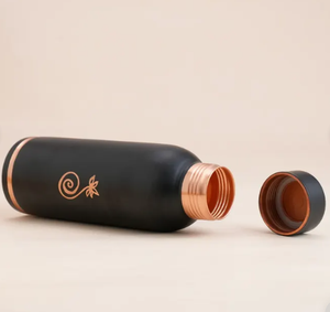 Bouteille en cuivre artisanale avec revêtement noir et emblème de lotus, vaisselle de voyage portable au design traditionnel - Product Image 4