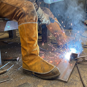 Protège-chaussures en cuir de vachette pleine fleur de qualité supérieure, avec fermeture élastique, résistants aux flammes et au feu, pour la sécurité professionnelle. - Product Image 3