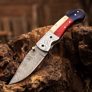 Couteau pliant utilitaire en acier Damas fait main de qualité industrielle UA Supplies, lame à pointe clip, manche drapeau USA, ouverture par glissement - Product Image 1