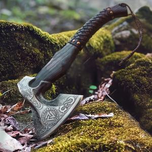 Hacha Tomahawk de acero forjado con mango de madera y cabeza grabada para uso de supervivencia - Product Image 5