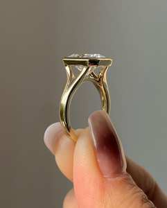 Anillo de compromiso de diamante cultivado en laboratorio con corte radiante delicado, engaste de bisel, tallo dividido, oro macizo de 14K, anillo solitario de promesa de boda - Product Image 2