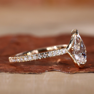 Bague de fiançailles solitaire en moissanite taille poire avec sertissage à griffes, bande pavée en or jaune, bijou de promesse minimaliste pour mariée - Product Image 2