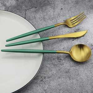 Ensemble de couverts finition vert et or pour la table, écologiques, designs personnalisables et ensembles de couverts en métal durables - Product Image 5
