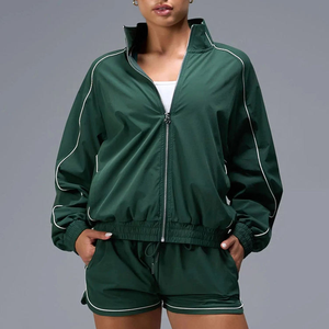 Ensemble de survêtement 2 pièces pour femme avec logo personnalisé, coupe-vent léger respirant et short, avec passepoil contrastant de qualité supérieure - Product Image 2