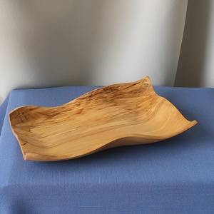 Planche à servir artisanale en bois de saule : Assiette à collation à bords ondulés - Product Image 1