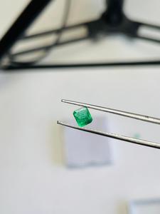 Par de Esmeraldas Naturales de Zambia, Certificadas por IGI, Calidad AAA, Brillo Superior, Color Verde, Pulido Perfecto, 5-8mm, 0.83cts - Product Image 4