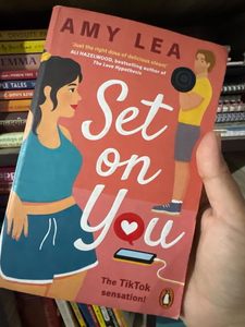 Set On You di Amy Lea, libro in formato paperback, comedia romantica e narrativa contemporanea. - Product Image 1