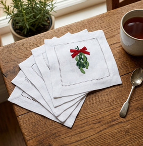 Serviettes de cocktail brodées motif violette de Noël 6x6' en coton blanc avec ourlet festonné pour mariages, usage domestique ou hôtelier - Product Image 1