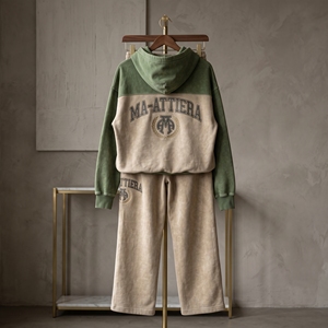 Ensemble survêtement molletonné vert sauge et beige pour femme avec logo brodé personnalisé, coupe oversize, style streetwear - Product Image 4