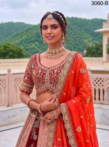 Lehenga Choli en soie Banarasi et soie satinée de qualité export, style Royal Heritage, avec blouse et dupatta de créateur, disponible à la vente - Product Image 4